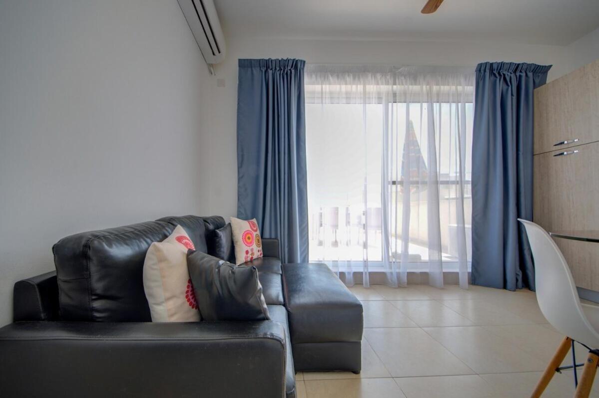 Azure Haven - Gzira Apartments And Penthouse By Shortletsmalta Room photo